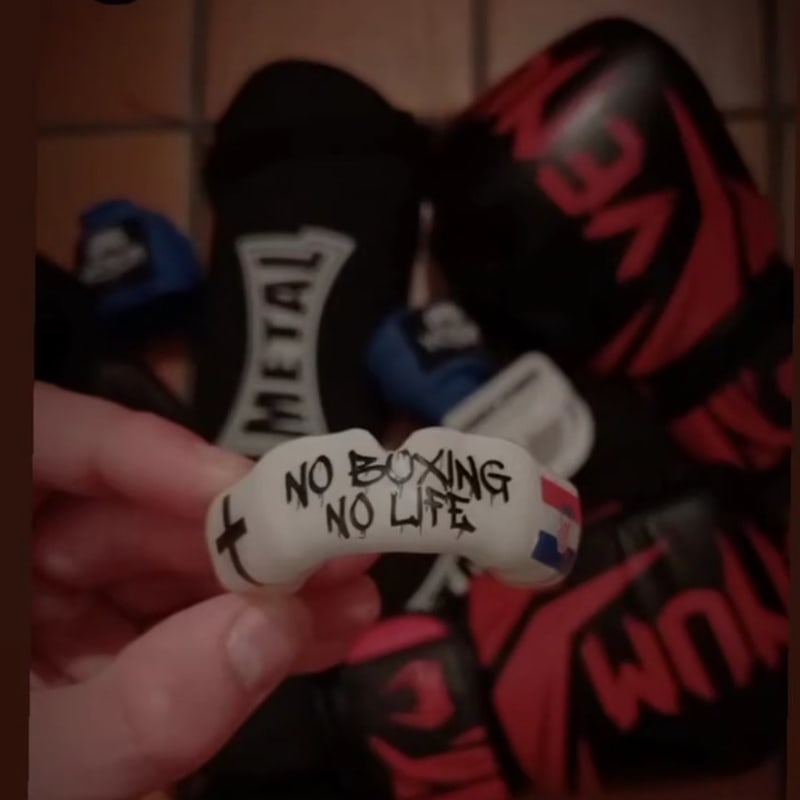 Protège-dents No boxing no life tenu par Alphonse