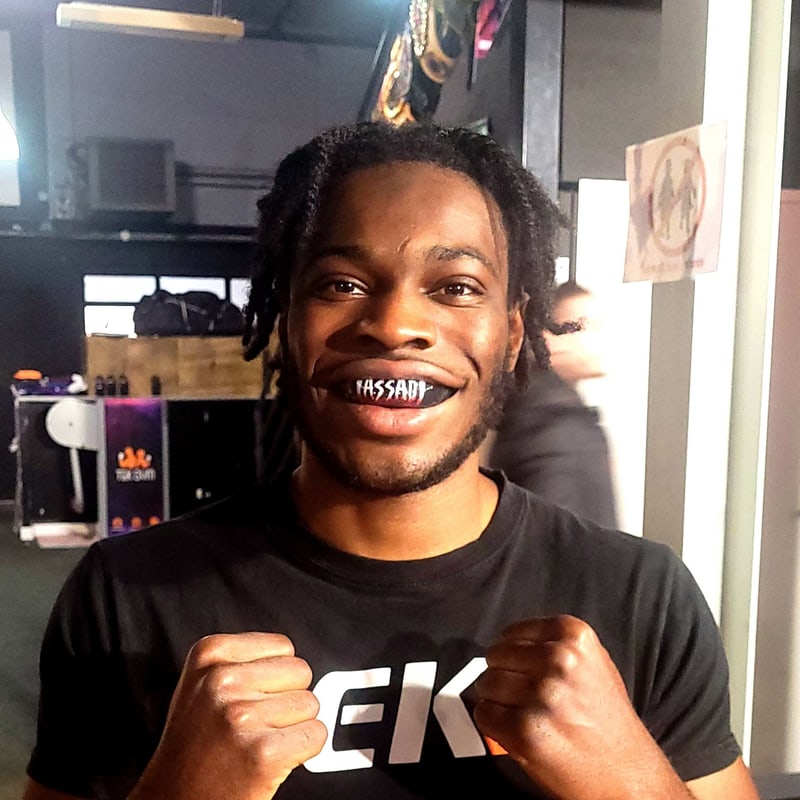 Cassady sourit avec son grillz ProtekSports en salle
