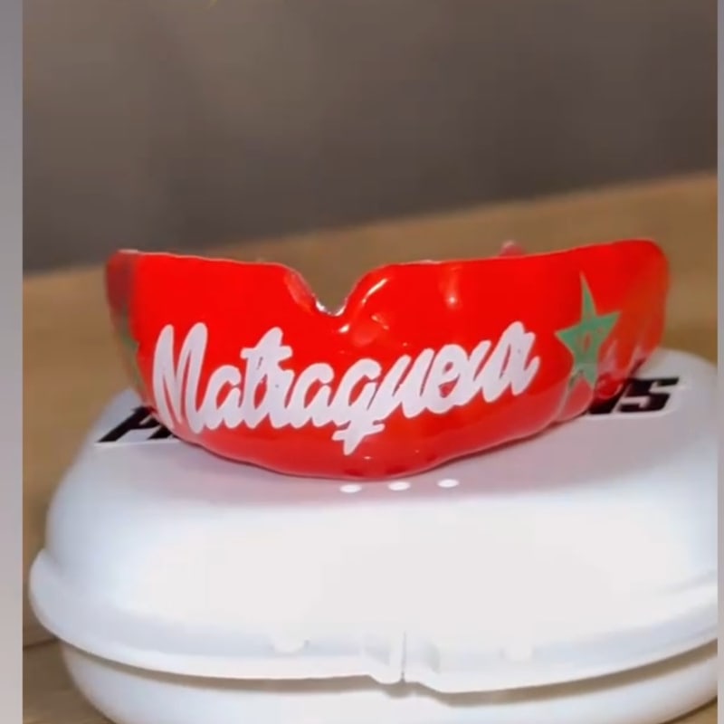 Protège-dents Matraqueur rouge d’Imad sur son étui