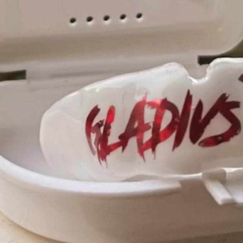 Protège-dents Gladius de Jayson dans son étui