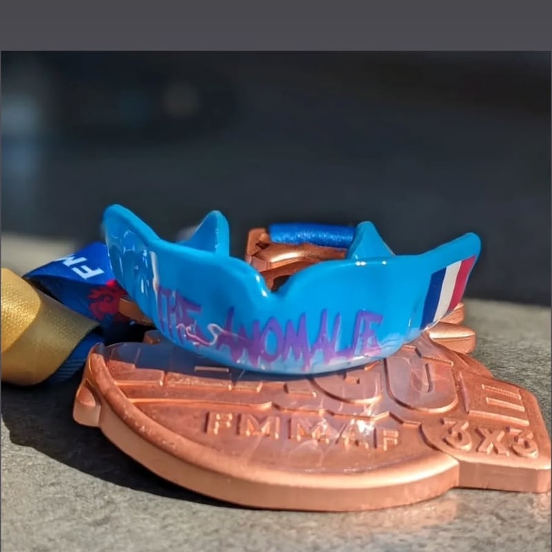 Protège-dents The Anomalie posé sur une médaille