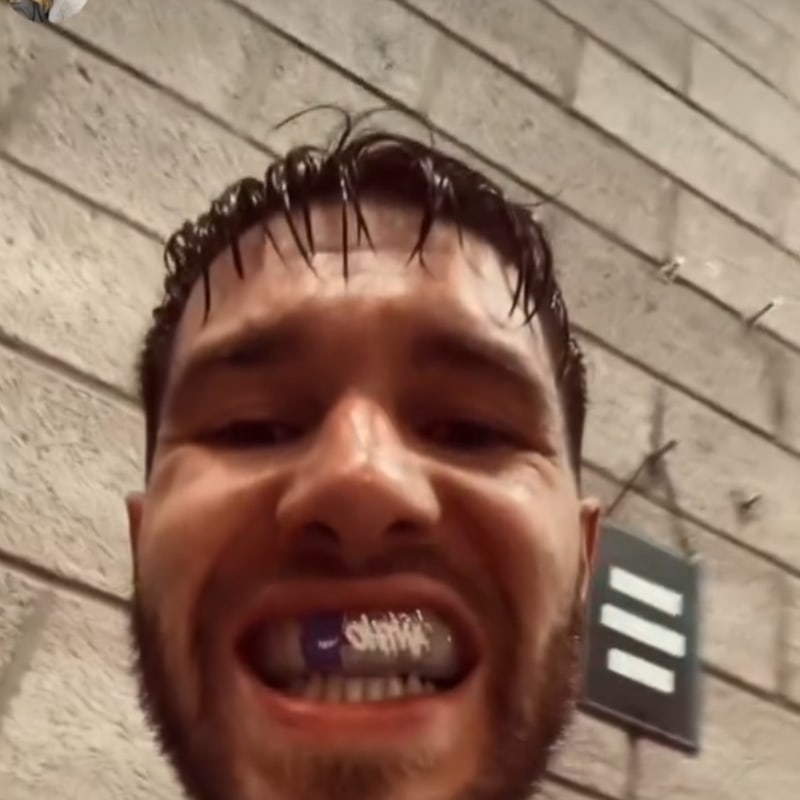 Yanis sourit avec son protège-dents ProtekSports en bouche